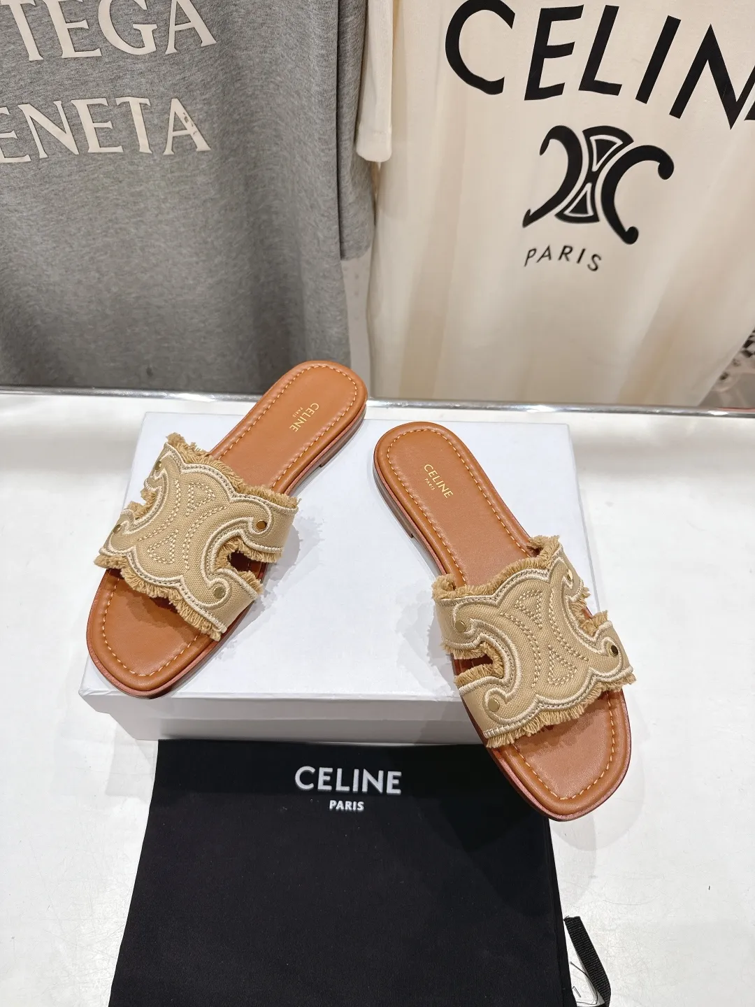 CELINE 2025ss新作凱旋門サンダルベージュレトロ - 画像 (3)