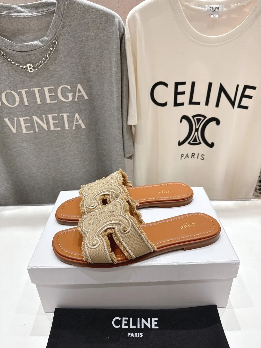 CELINE 2025ss新作凱旋門サンダルベージュレトロ - 画像 (4)