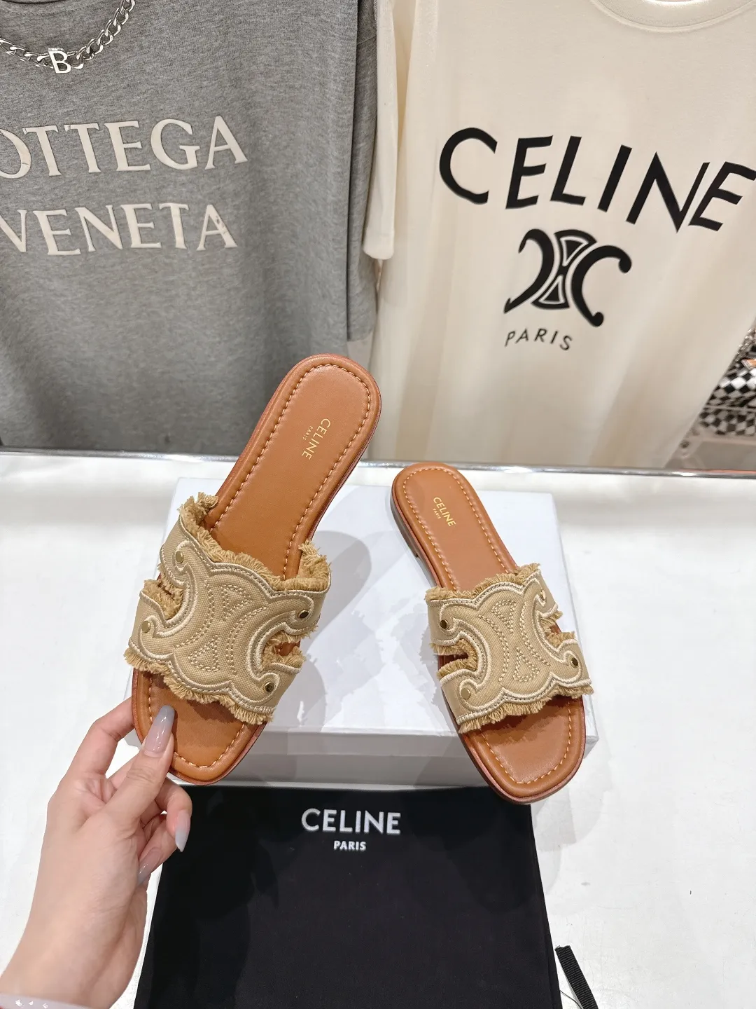 CELINE 2025ss新作凱旋門サンダルベージュレトロ - 画像 (5)