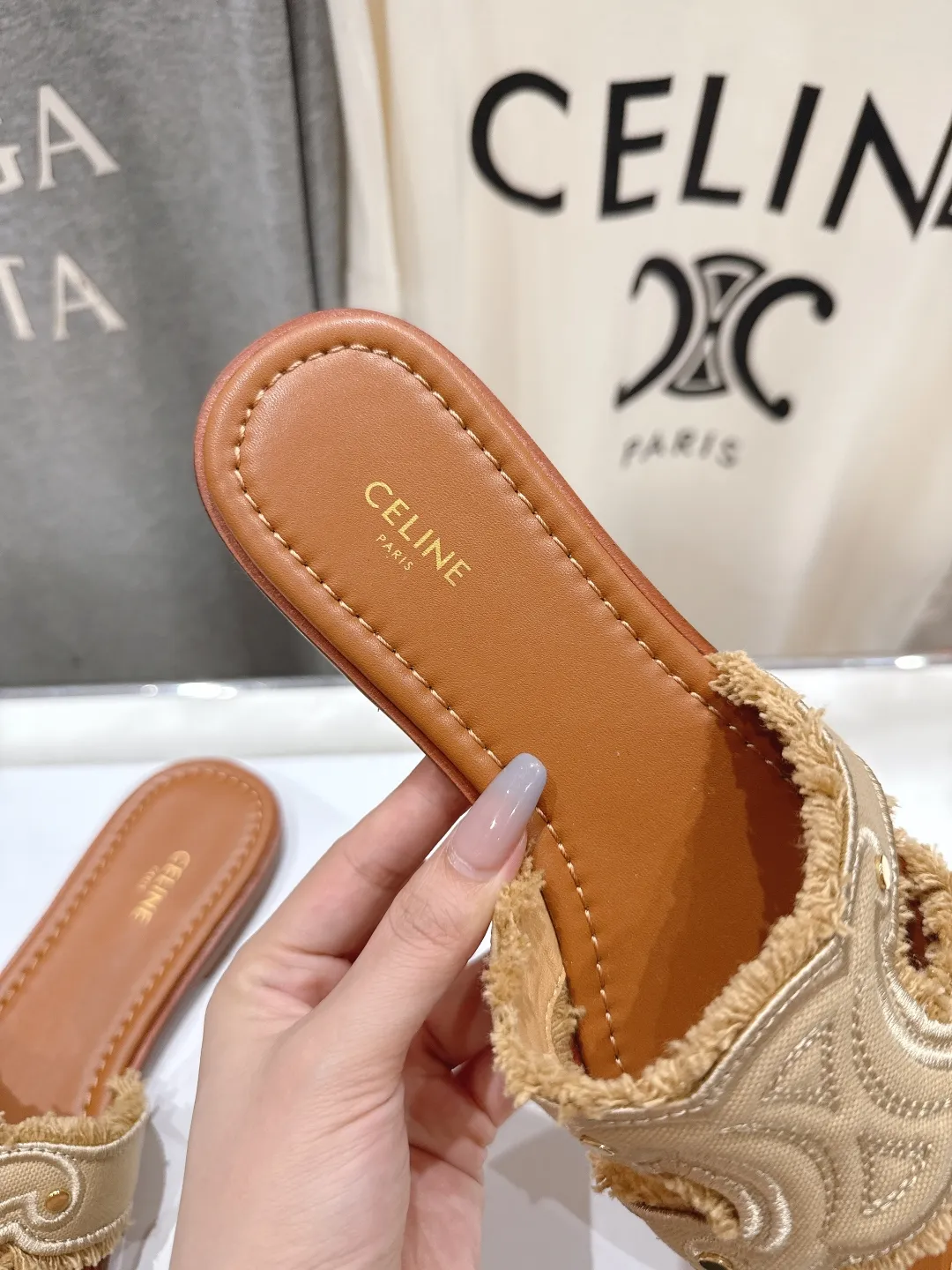 CELINE 2025ss新作凱旋門サンダルベージュレトロ - 画像 (7)