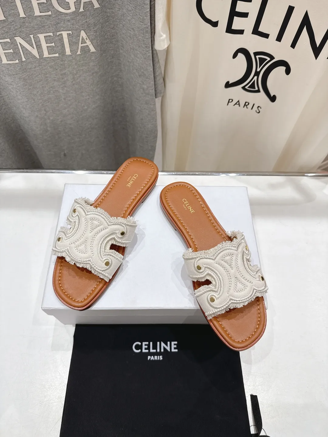CELINE 2025ss 初夏新作凱旋門サンダル ホワイト レトロスタイル - 画像 (3)