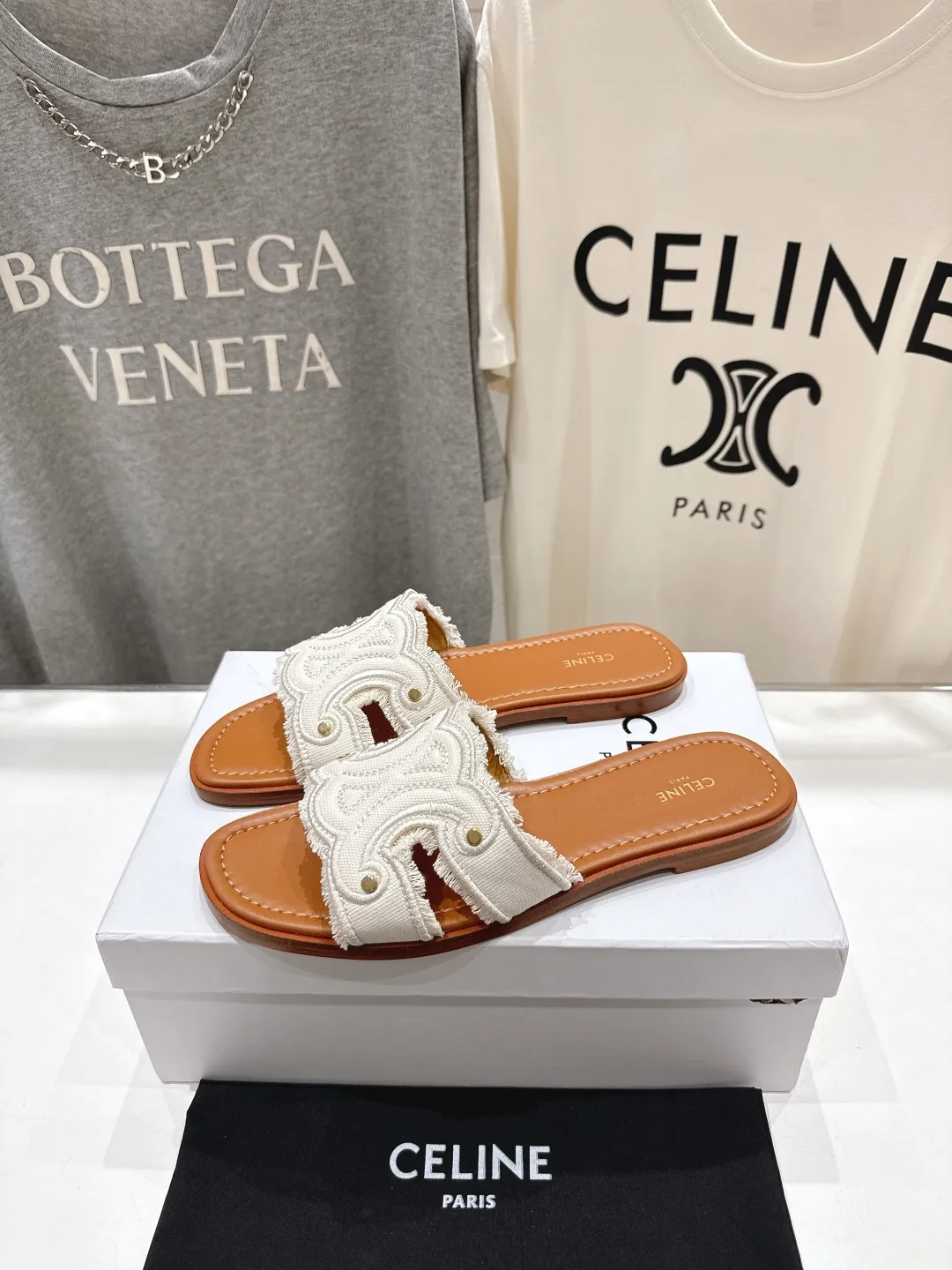 CELINE 2025ss 初夏新作凱旋門サンダル ホワイト レトロスタイル - 画像 (4)