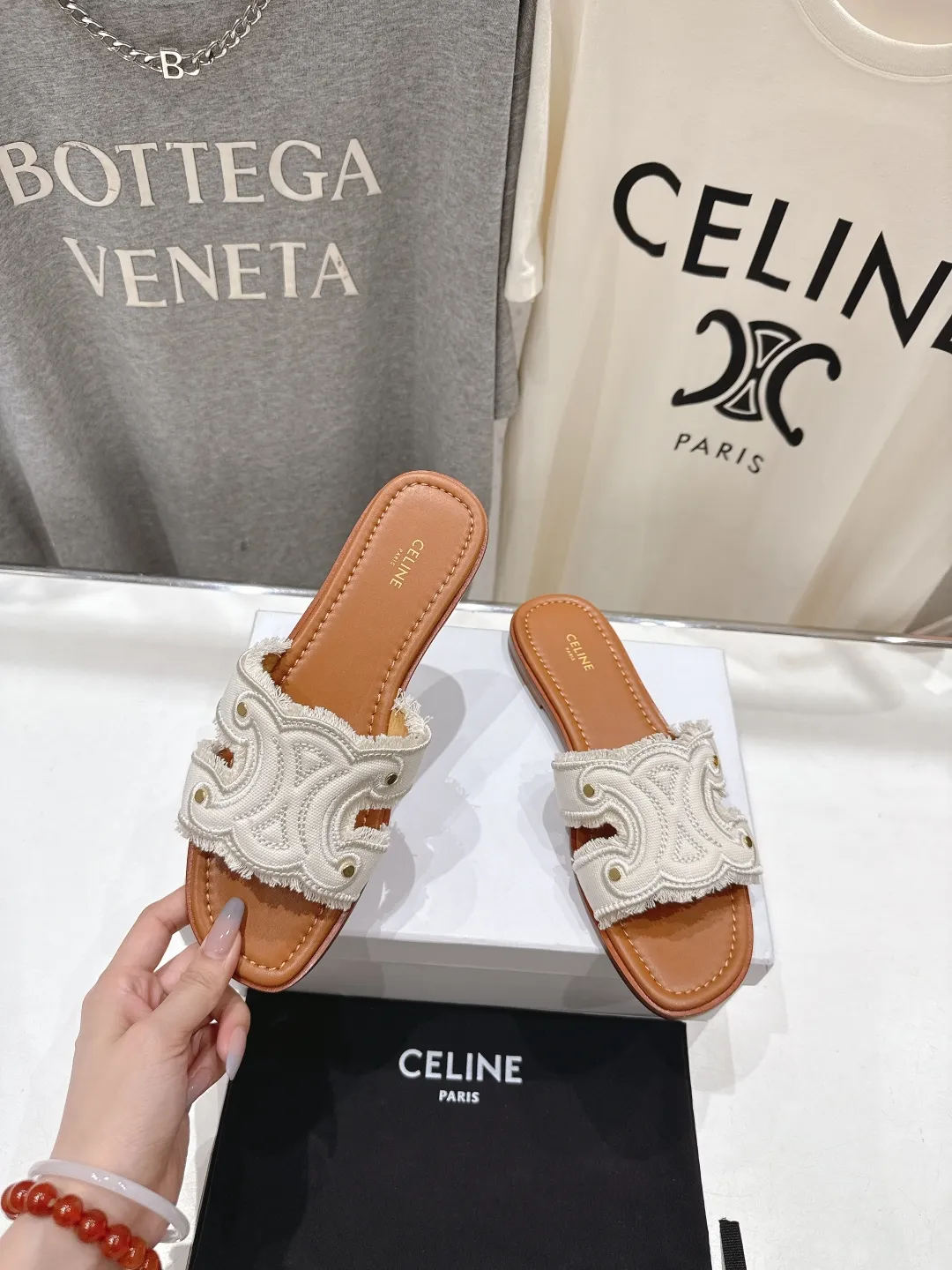 CELINE 2025ss 初夏新作凱旋門サンダル ホワイト レトロスタイル - 画像 (5)