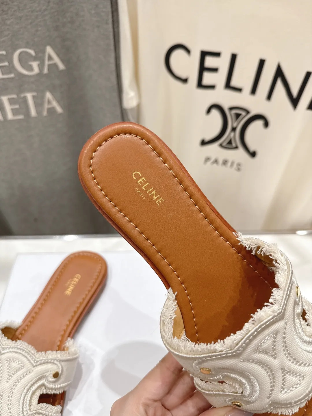 CELINE 2025ss 初夏新作凱旋門サンダル ホワイト レトロスタイル - 画像 (7)