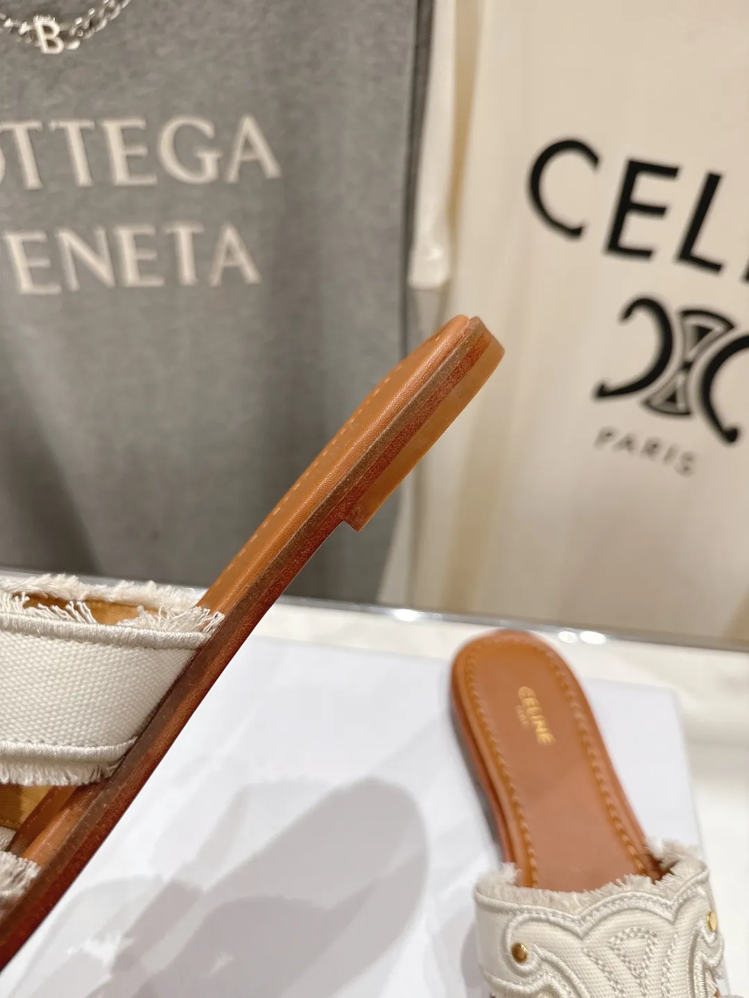 CELINE 2025ss 初夏新作凱旋門サンダル ホワイト レトロスタイル - 画像 (9)