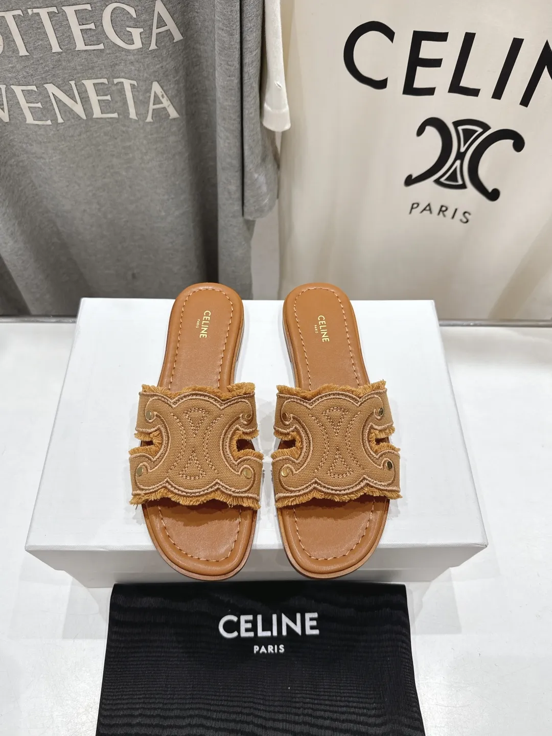CELINE 2025ss新作凱旋門サンダルベージュレトロ