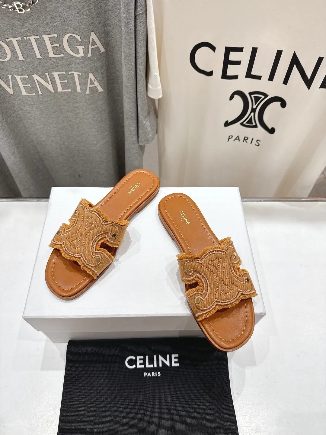 CELINE 2025ss新作凱旋門サンダルベージュレトロ - 画像 (3)