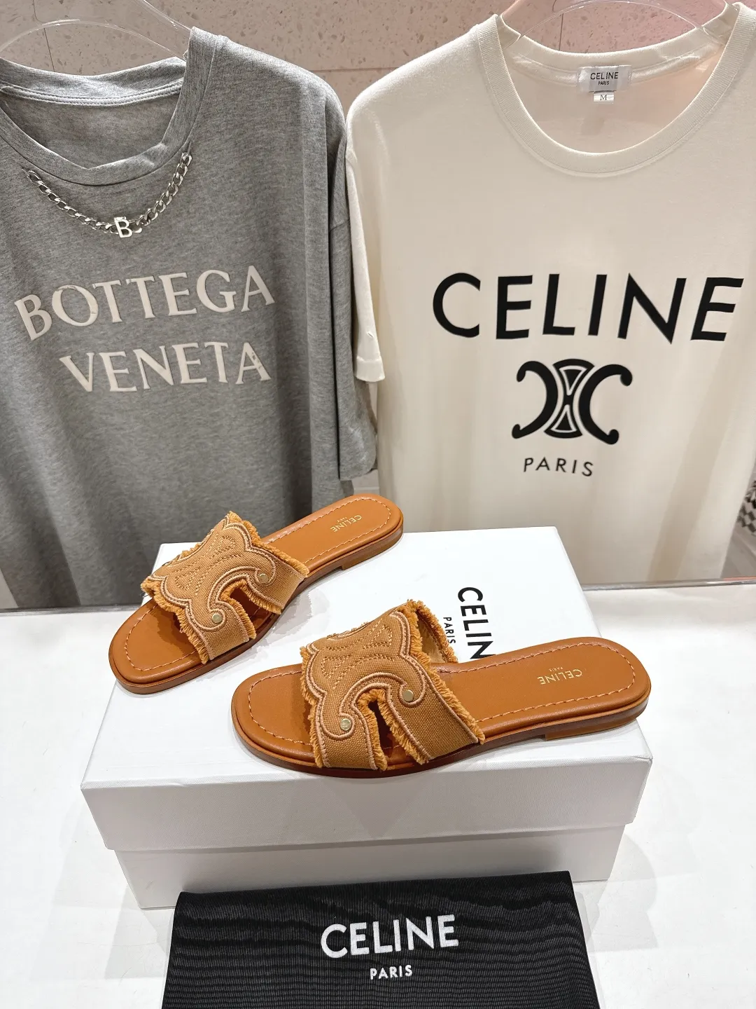 CELINE 2025ss新作凱旋門サンダルベージュレトロ - 画像 (4)