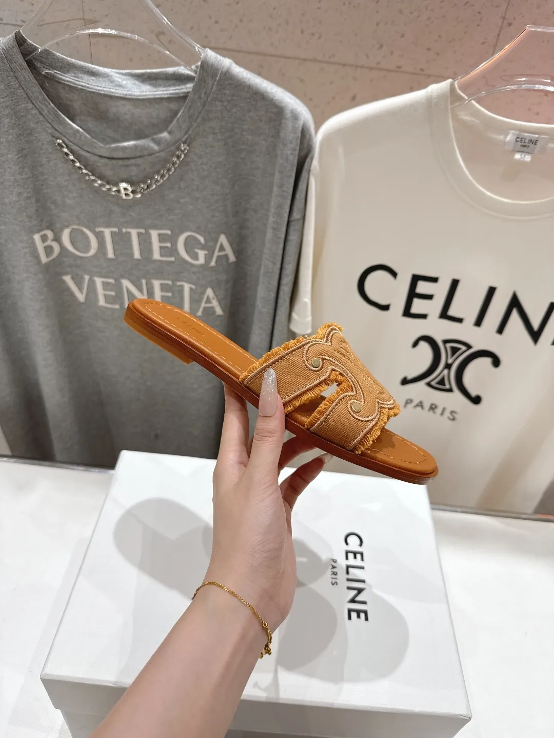 CELINE 2025ss新作凱旋門サンダルベージュレトロ - 画像 (6)