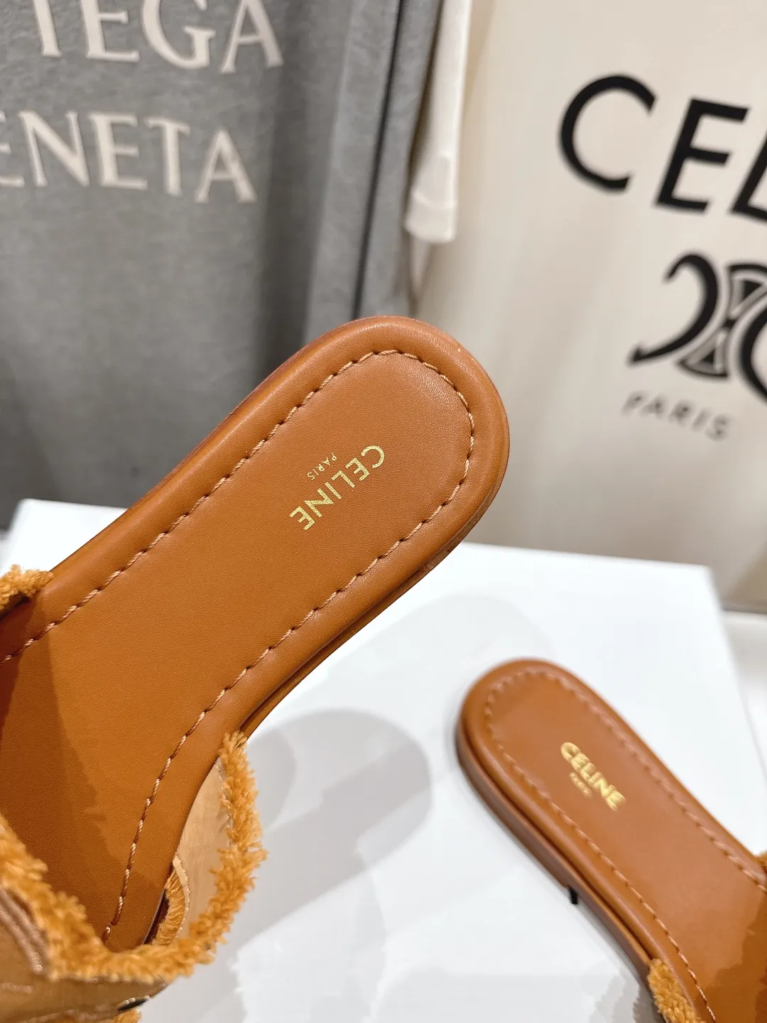 CELINE 2025ss新作凱旋門サンダルベージュレトロ - 画像 (7)