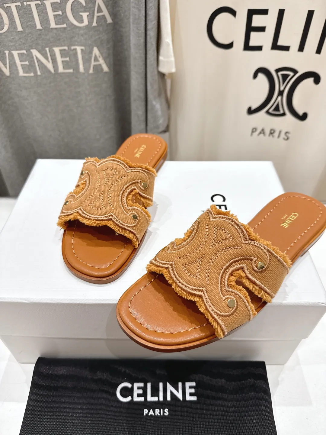 CELINE 2025ss新作凱旋門サンダルベージュレトロ - 画像 (8)