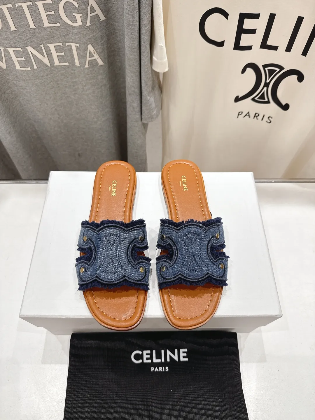 CELINE 2025ss新作凱旋門サンダルブルーレトロ