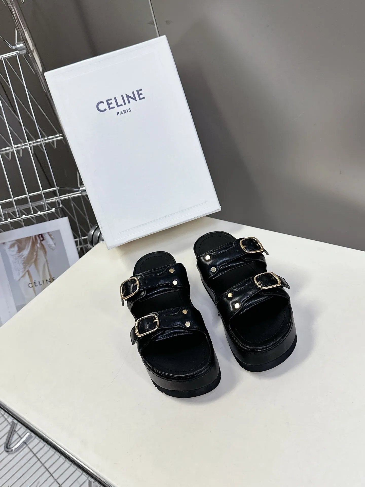 セリーヌ新作厚いソールサンダル黒レトロスタイル