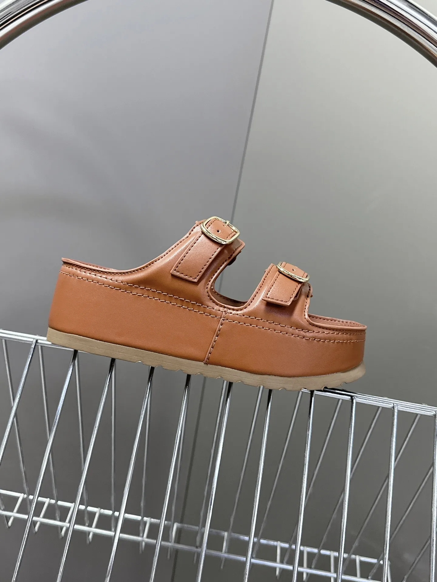 セリーヌ新作厚いソールサンダル茶色レトロスタイル - 画像 (6)