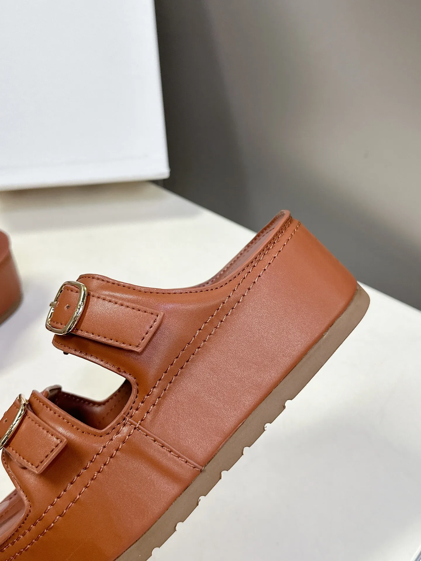 セリーヌ新作厚いソールサンダル茶色レトロスタイル - 画像 (9)