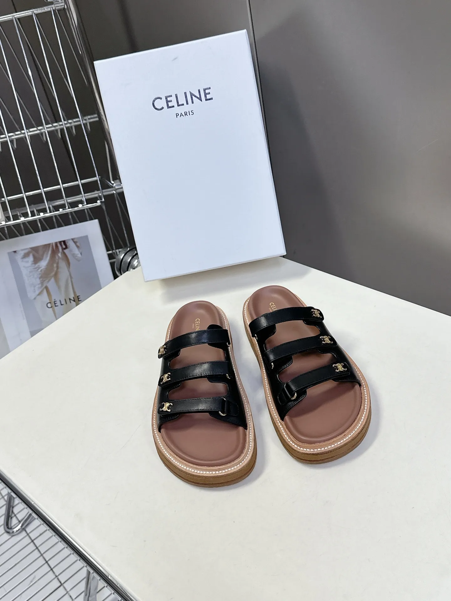 セリーヌ黒レトロなローマのサンダルとスリッパ