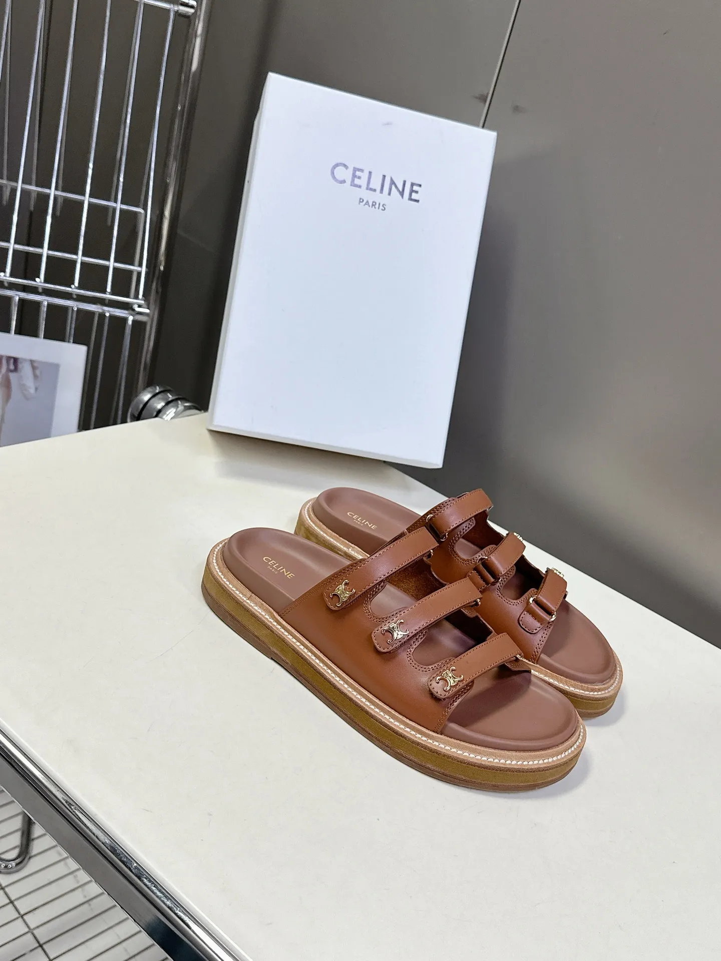 セリーヌ新作レトロなローマのスリッパ茶色 - 画像 (3)