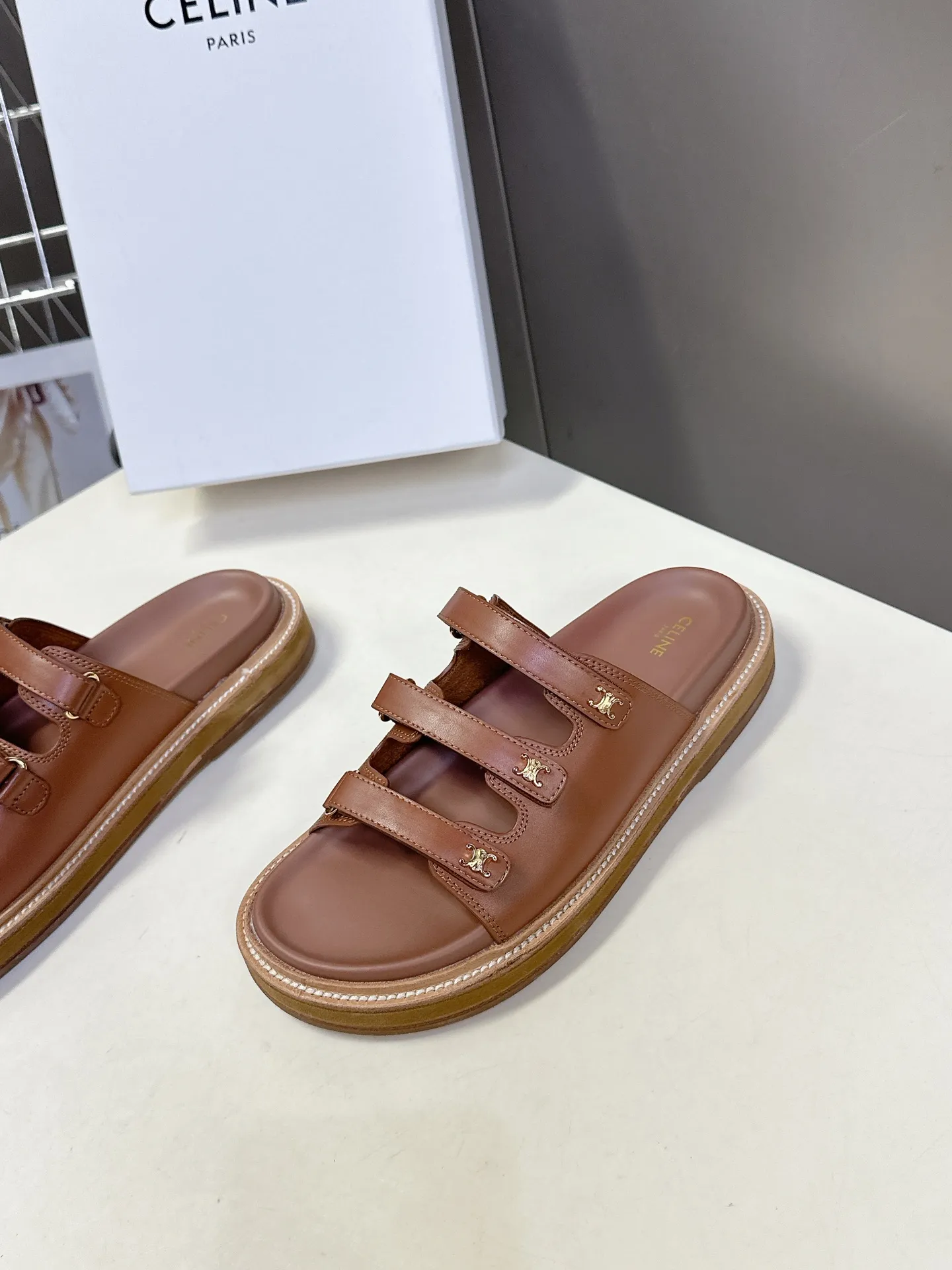 セリーヌ新作レトロなローマのスリッパ茶色 - 画像 (4)