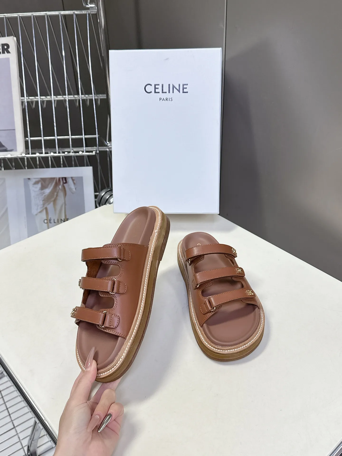 セリーヌ新作レトロなローマのスリッパ茶色 - 画像 (5)