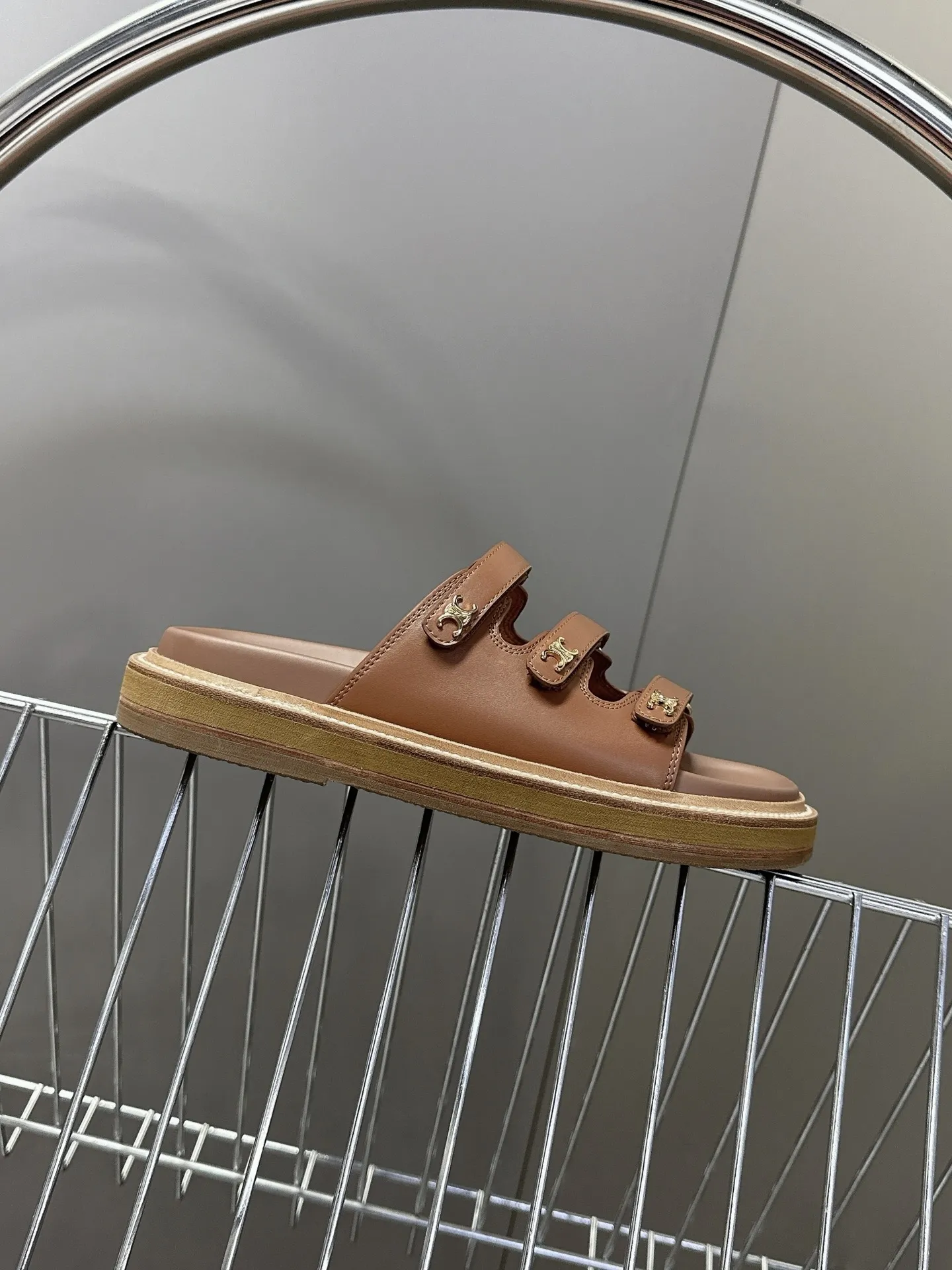 セリーヌ新作レトロなローマのスリッパ茶色 - 画像 (6)