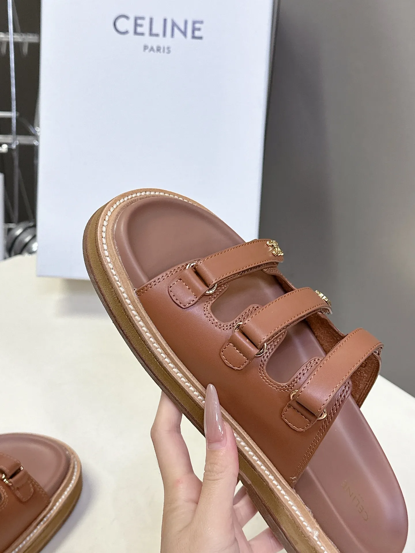 セリーヌ新作レトロなローマのスリッパ茶色 - 画像 (8)