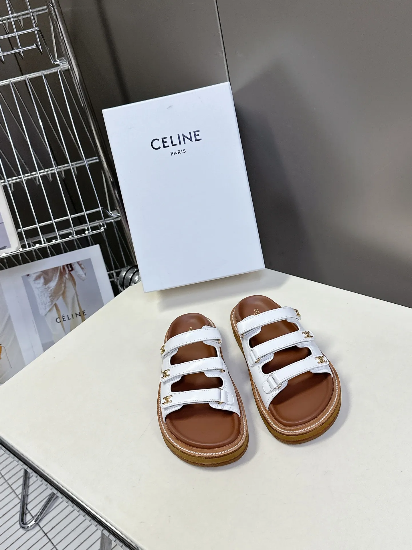 セリーヌ 白 レトロなローマのサンダルとスリッパ
