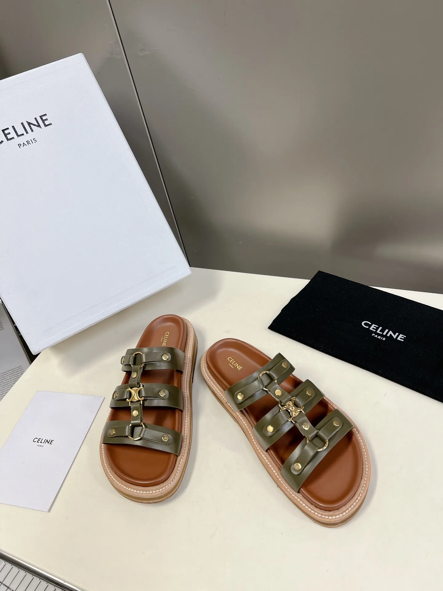 CELINE オリーブ レトロなローマのスリッパ 新作 - 画像 (3)