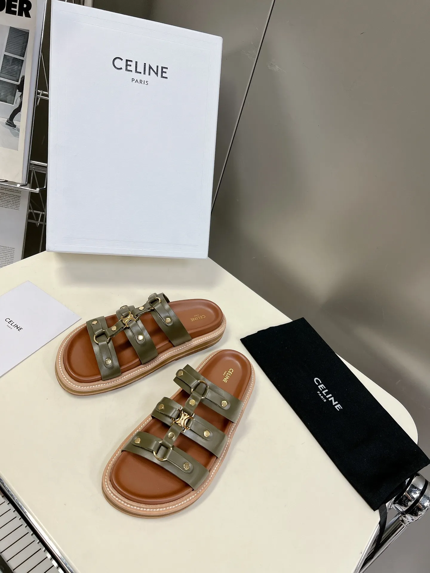 CELINE オリーブ レトロなローマのスリッパ 新作 - 画像 (4)