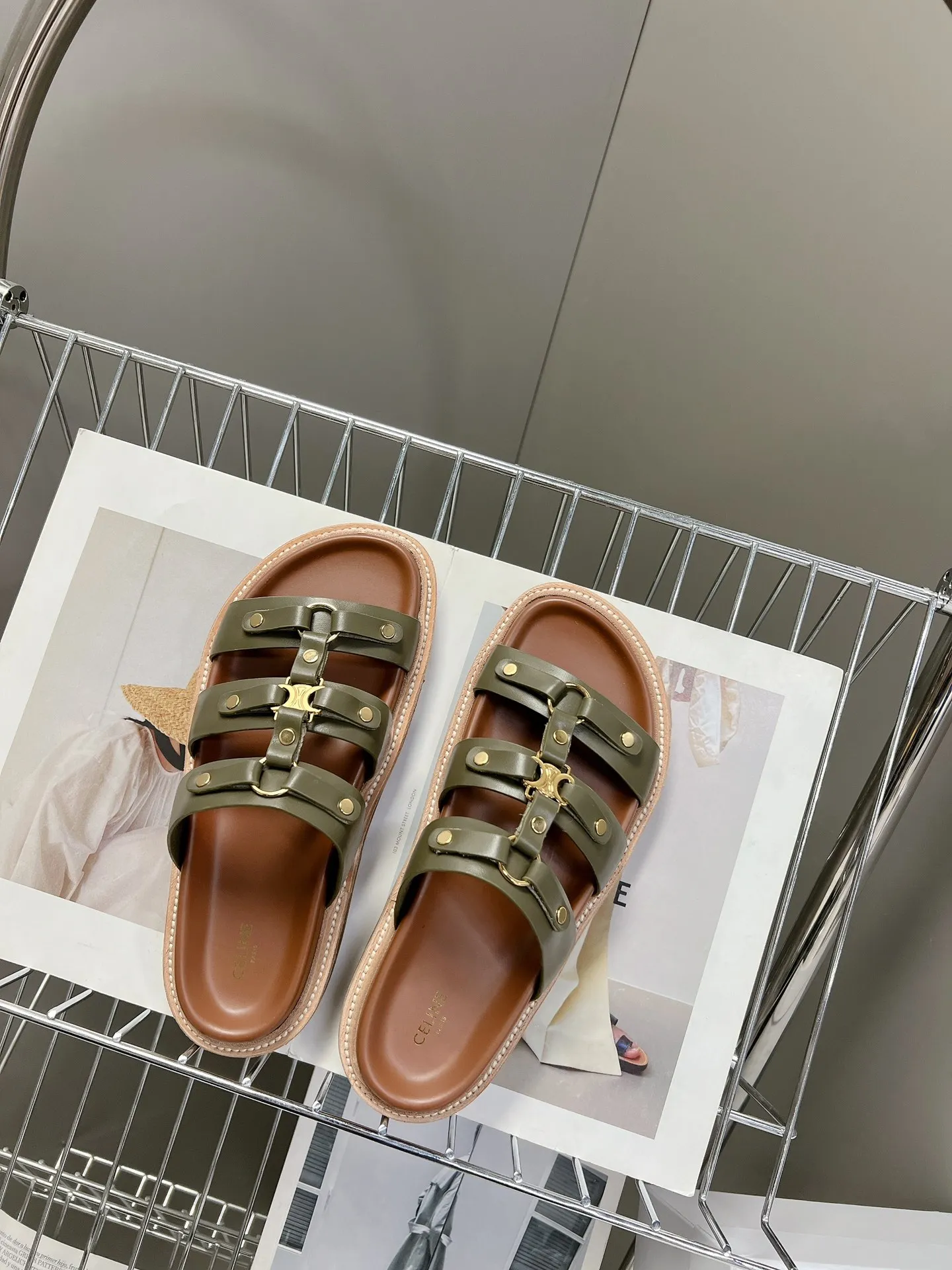 CELINE オリーブ レトロなローマのスリッパ 新作 - 画像 (6)