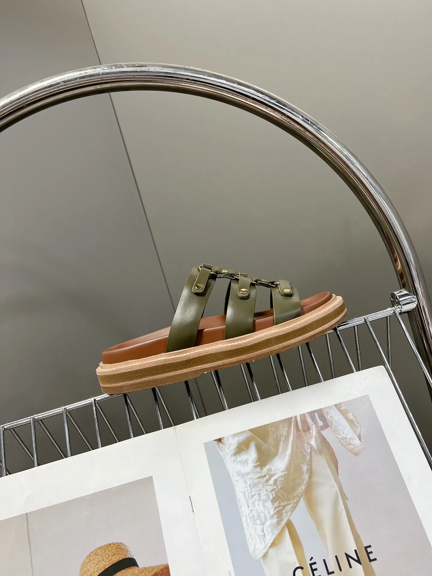 CELINE オリーブ レトロなローマのスリッパ 新作 - 画像 (7)