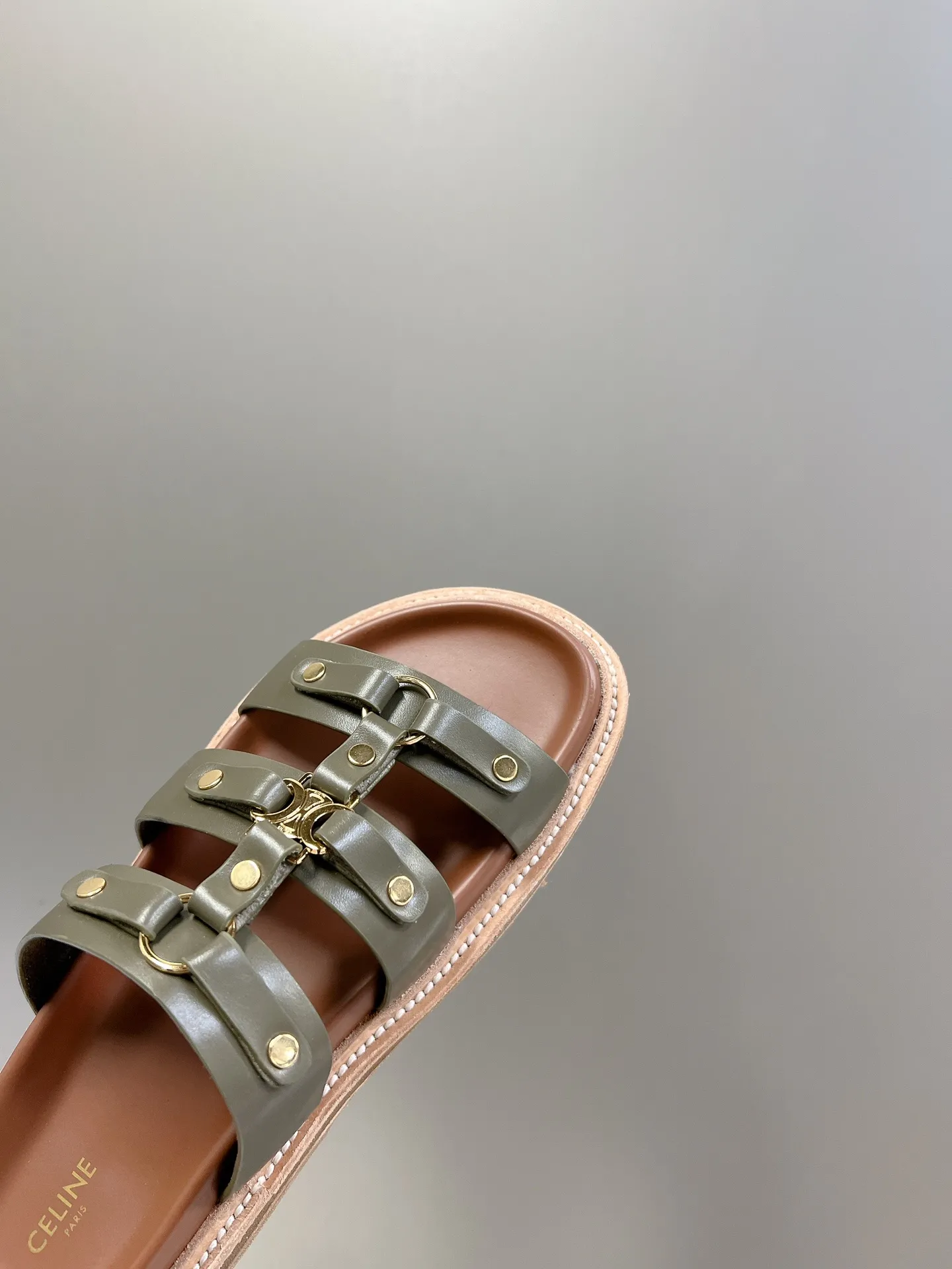 CELINE オリーブ レトロなローマのスリッパ 新作 - 画像 (8)