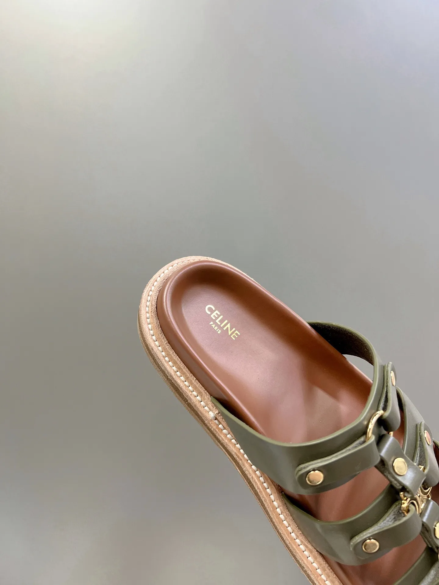 CELINE オリーブ レトロなローマのスリッパ 新作 - 画像 (9)