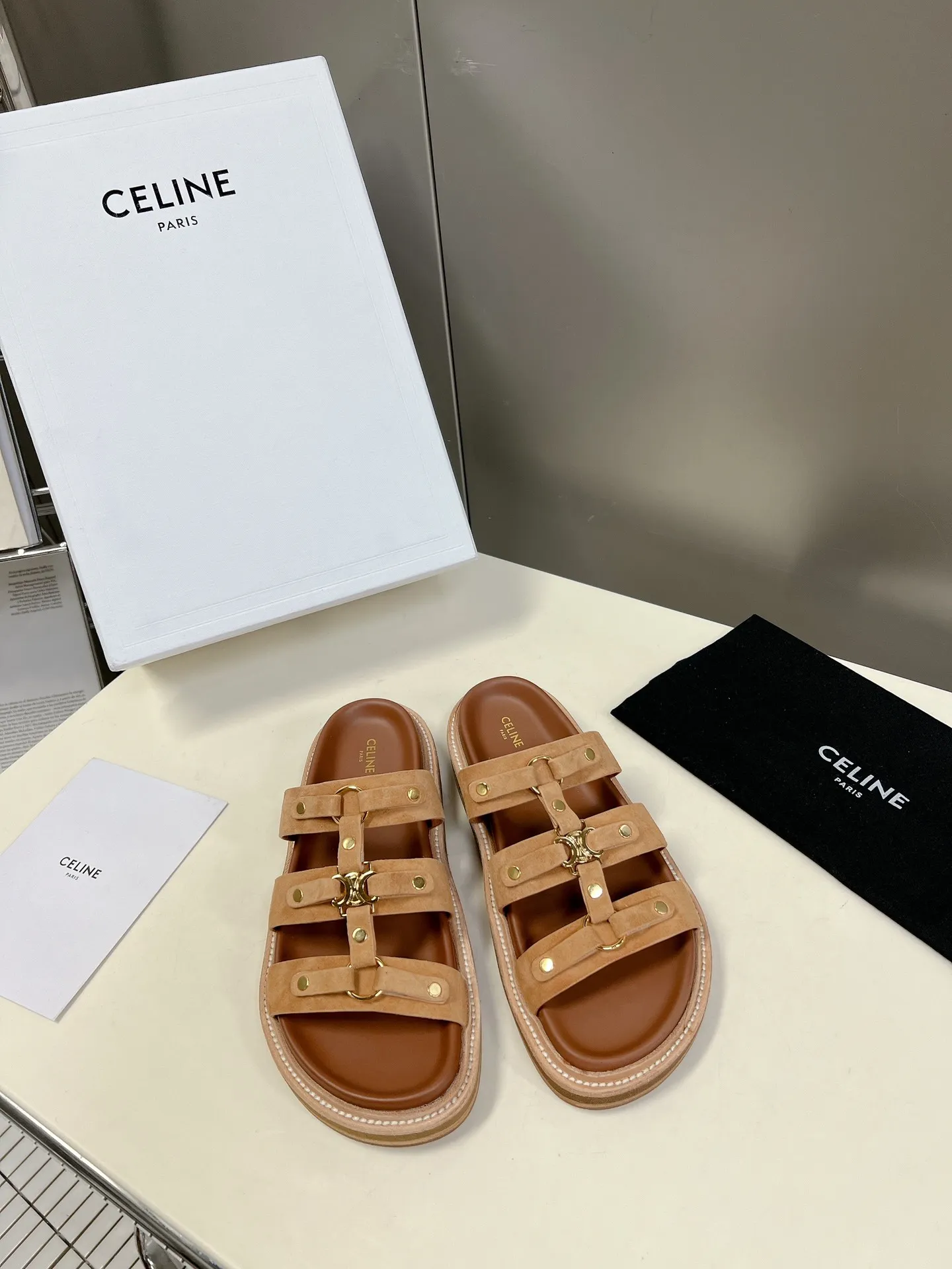 CELINE キャメル レトロなローマのサンダルとスリッパ