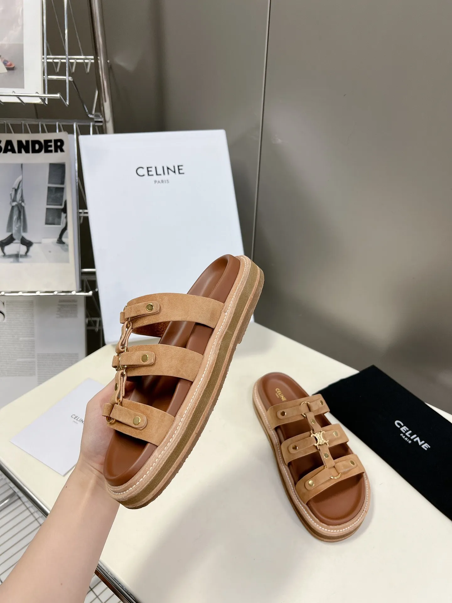 CELINE キャメル レトロなローマのサンダルとスリッパ - 画像 (5)