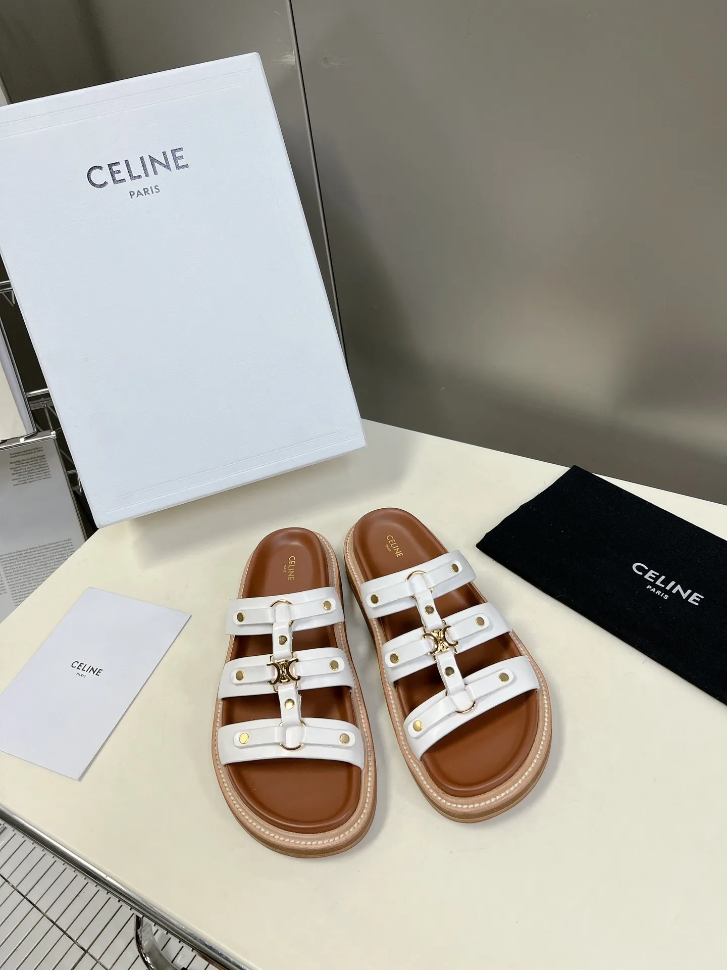 CELINE 白 レトロなローマのサンダルとスリッパ
