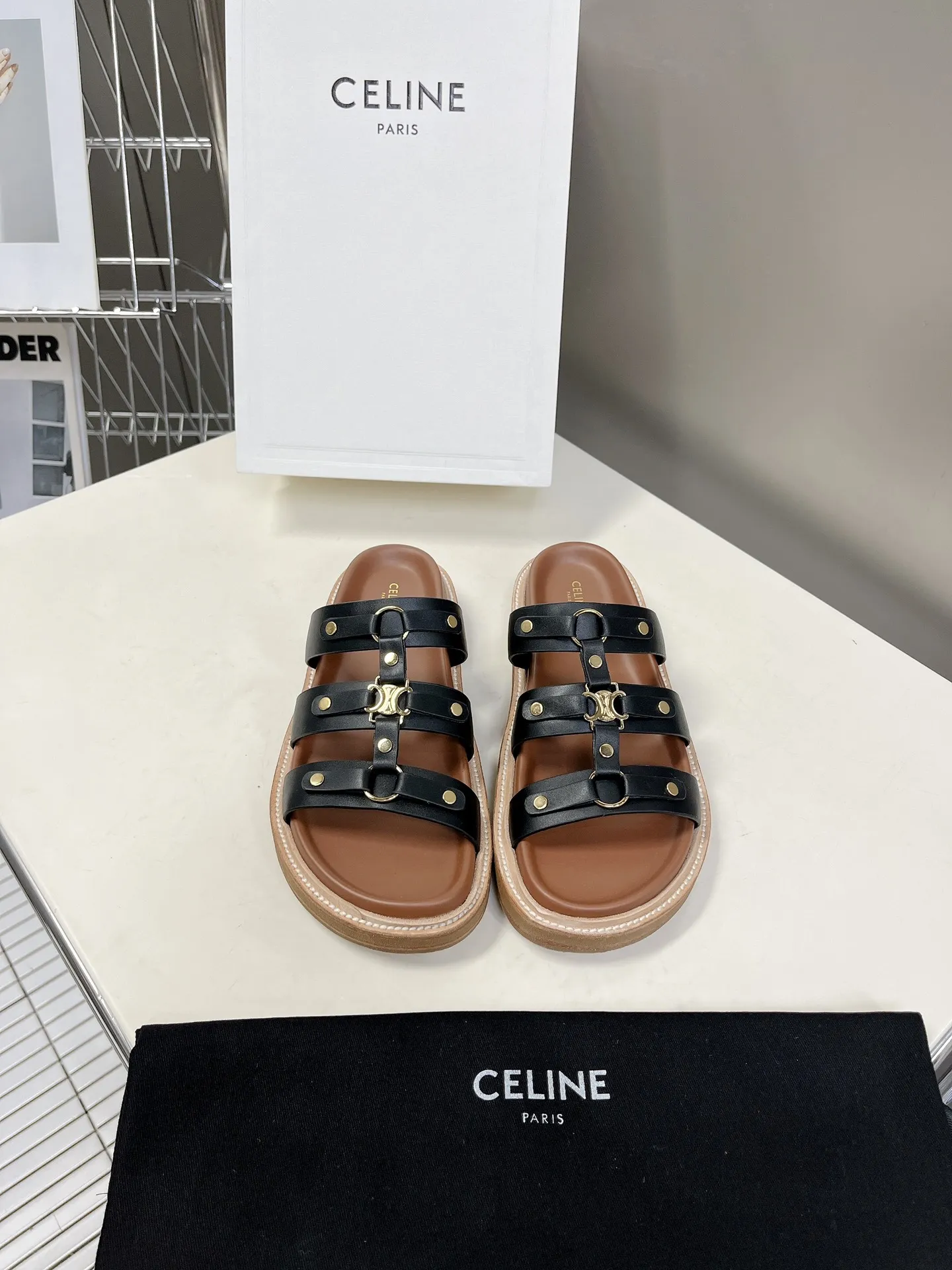 CELINE 黒 レトロなローマのサンダルとスリッパ