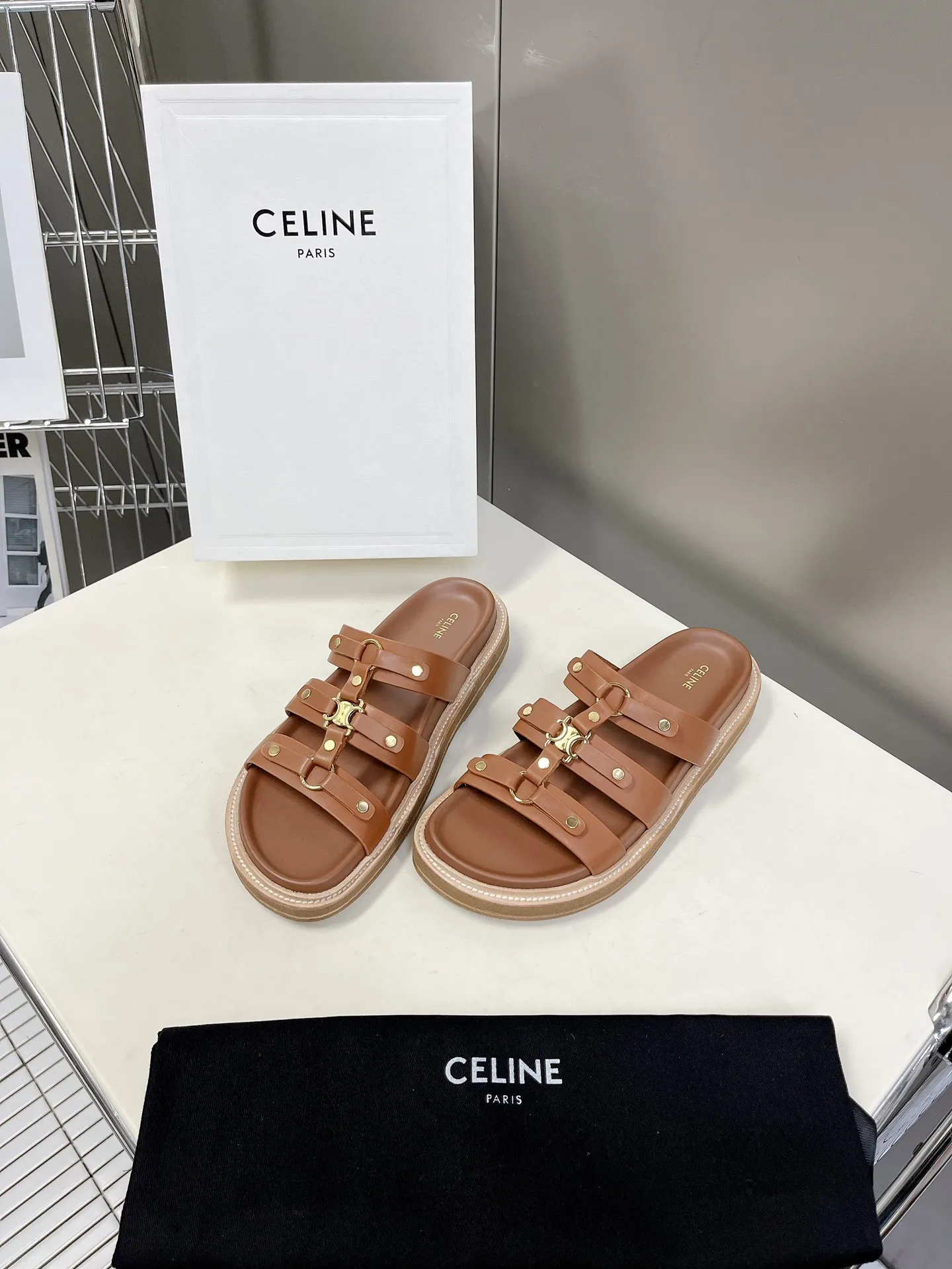 CELINE 茶色レトロなローマのサンダル新作 - 画像 (3)