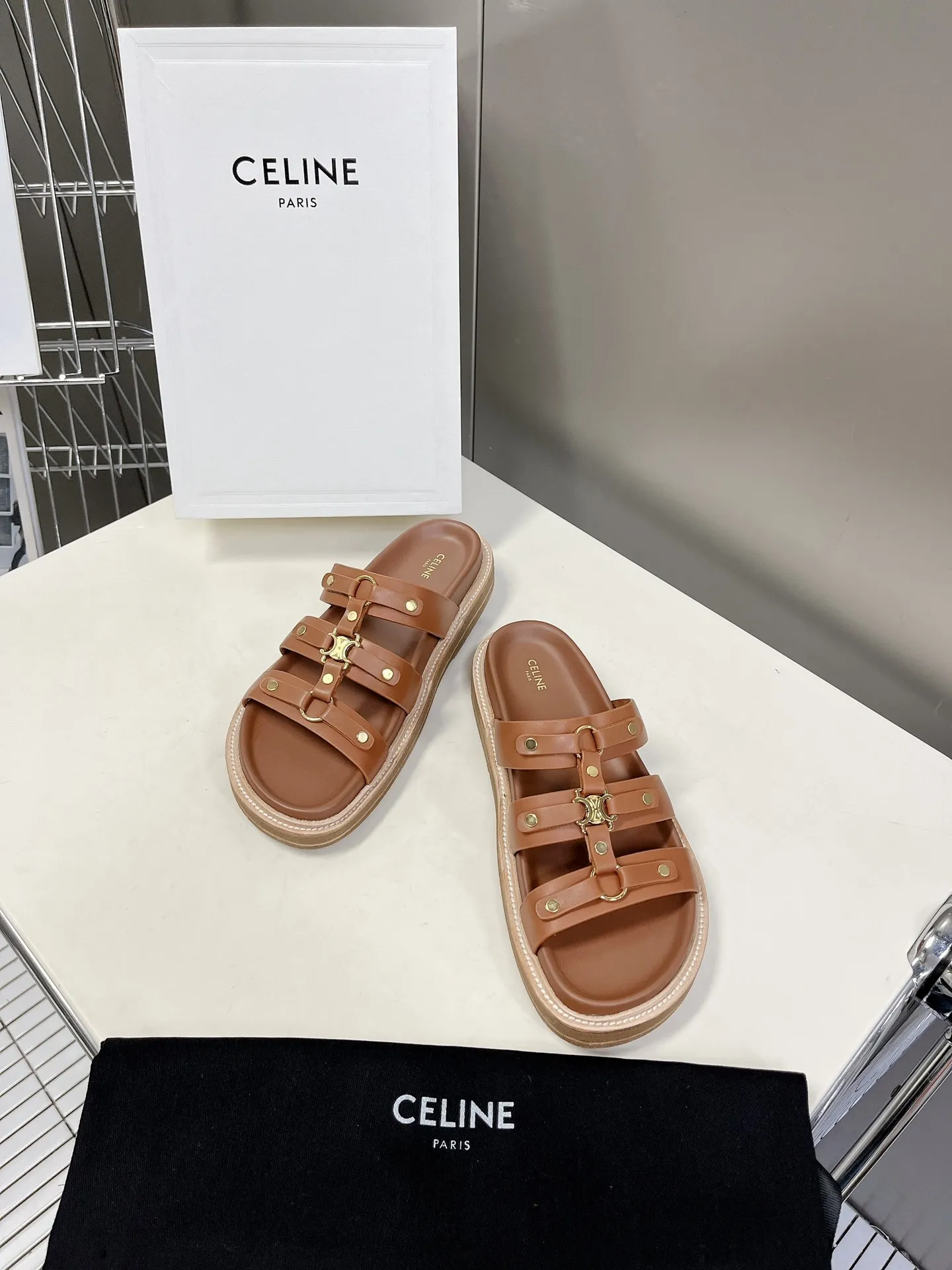 CELINE 茶色レトロなローマのサンダル新作 - 画像 (4)
