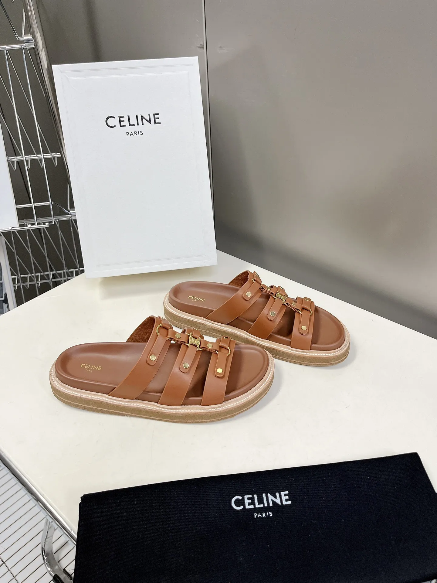 CELINE 茶色レトロなローマのサンダル新作 - 画像 (5)