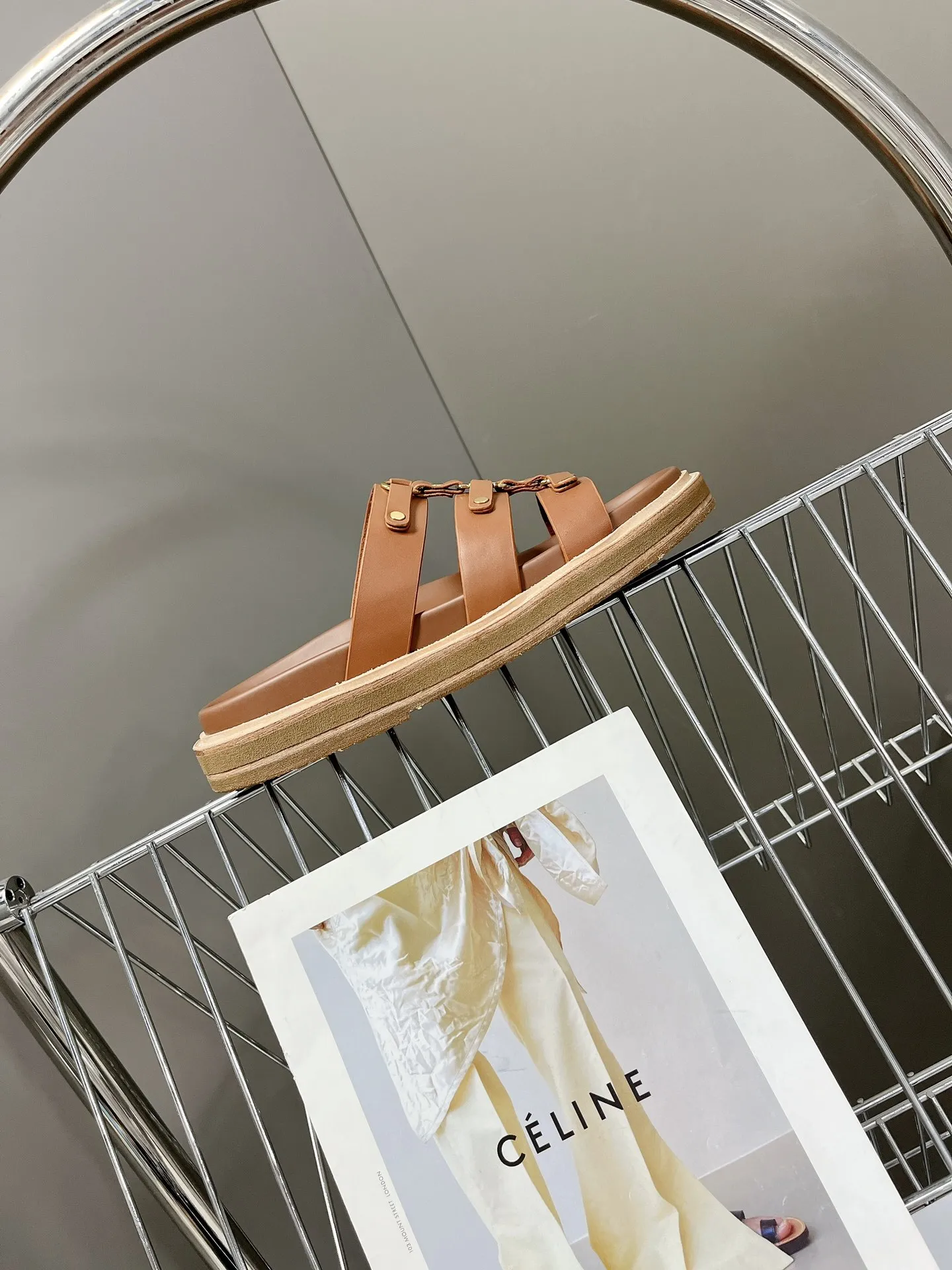 CELINE 茶色レトロなローマのサンダル新作 - 画像 (6)