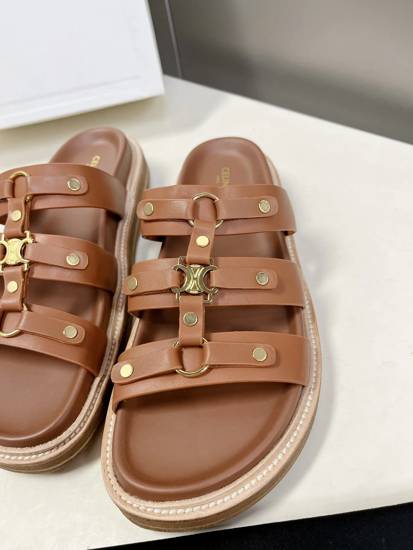 CELINE 茶色レトロなローマのサンダル新作 - 画像 (8)