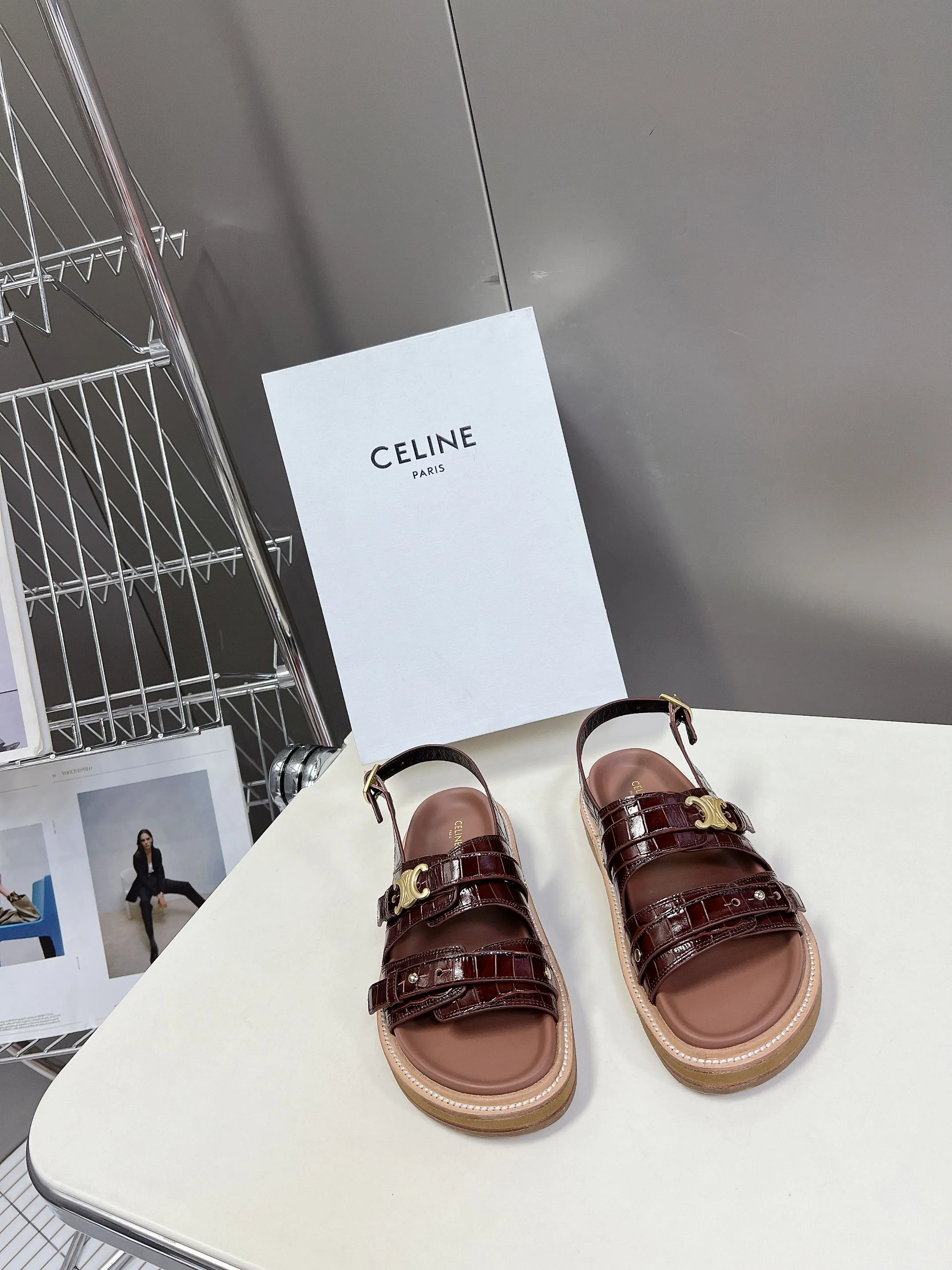 CELINE 凱旋門レトロなローマスリッパ ブラウン新作