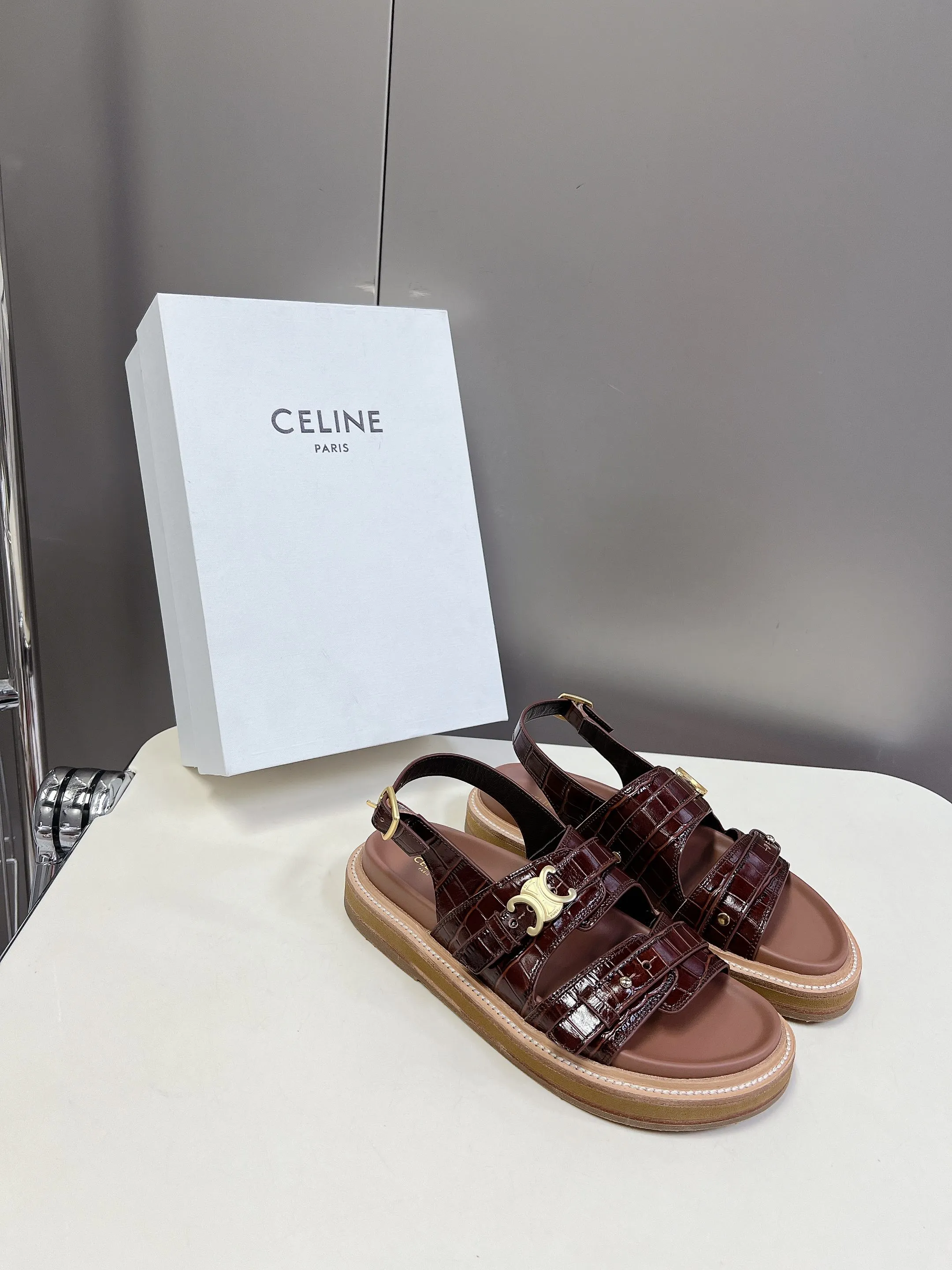 CELINE 凱旋門レトロなローマスリッパ ブラウン新作 - 画像 (3)