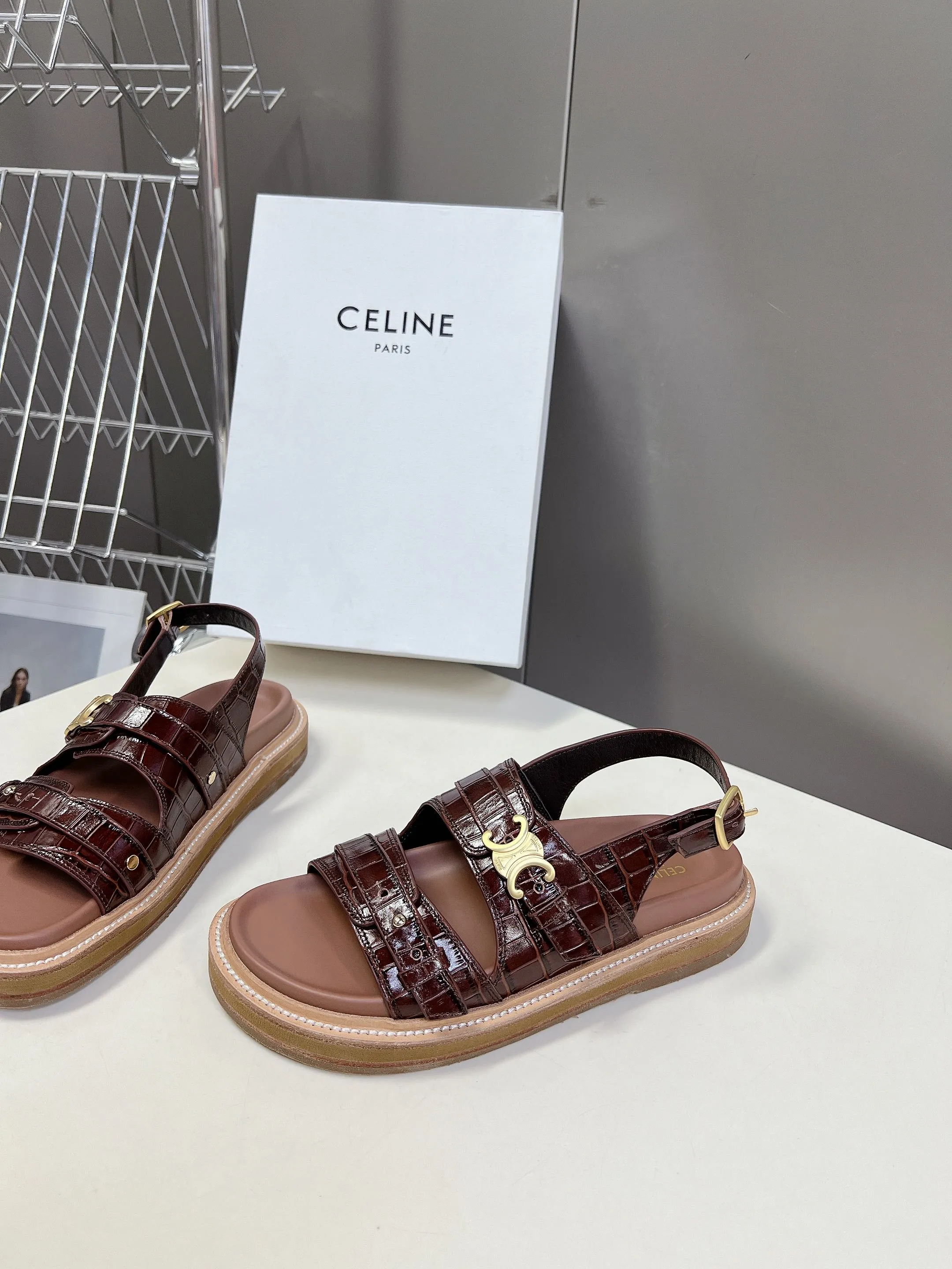 CELINE 凱旋門レトロなローマスリッパ ブラウン新作 - 画像 (4)