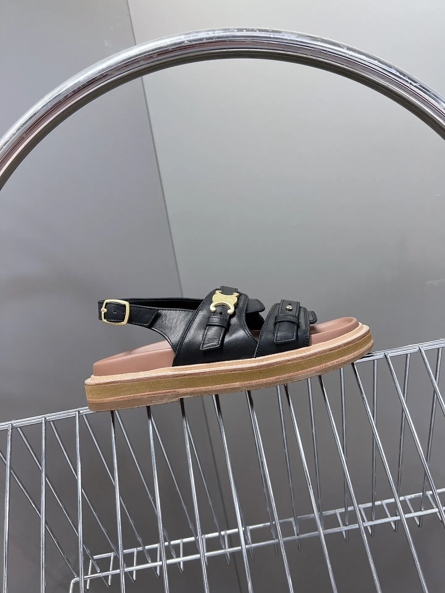 セリーヌ黒レトロなローマのサンダルとスリッパ新作 - 画像 (6)