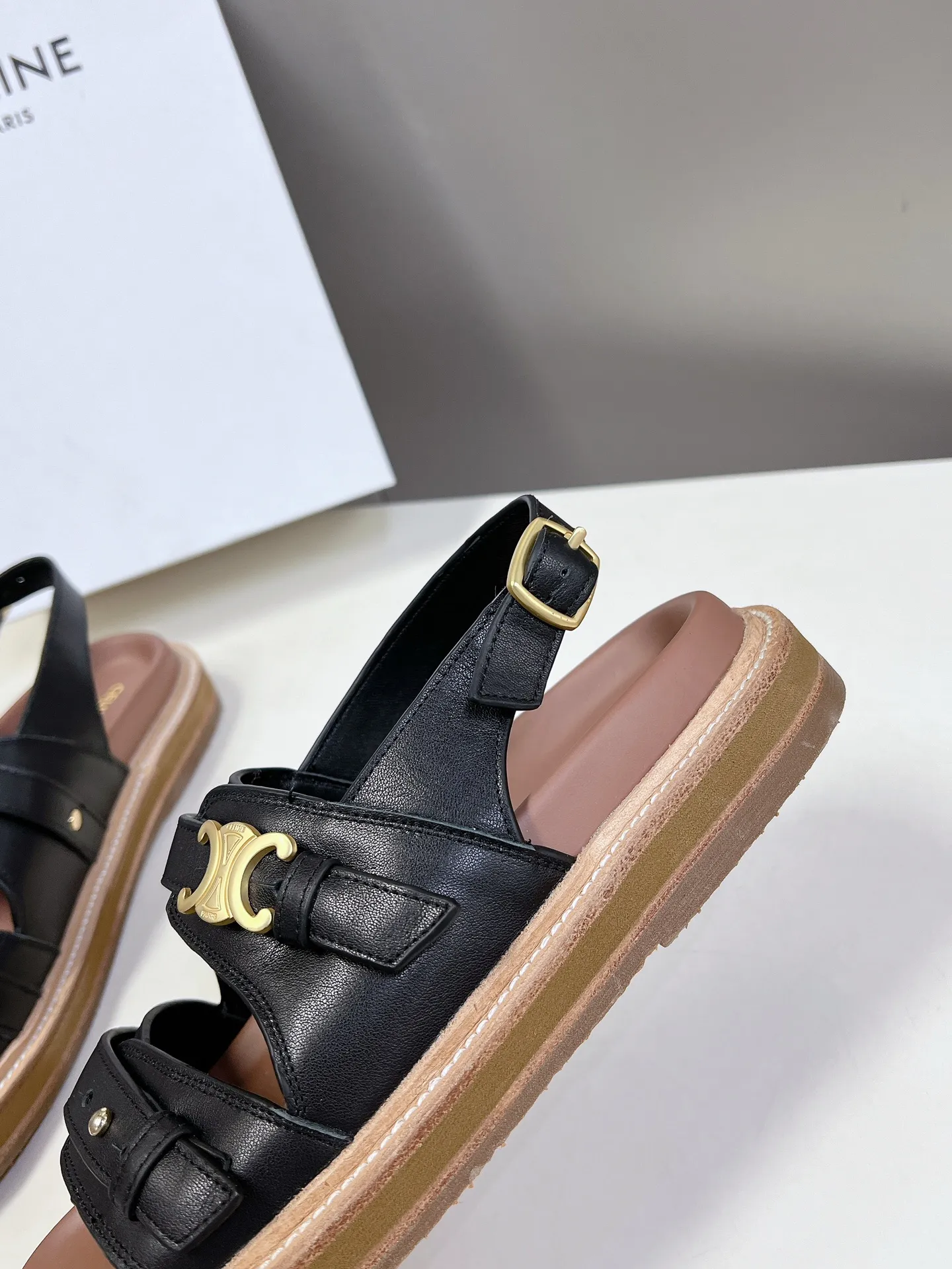 セリーヌ黒レトロなローマのサンダルとスリッパ新作 - 画像 (9)