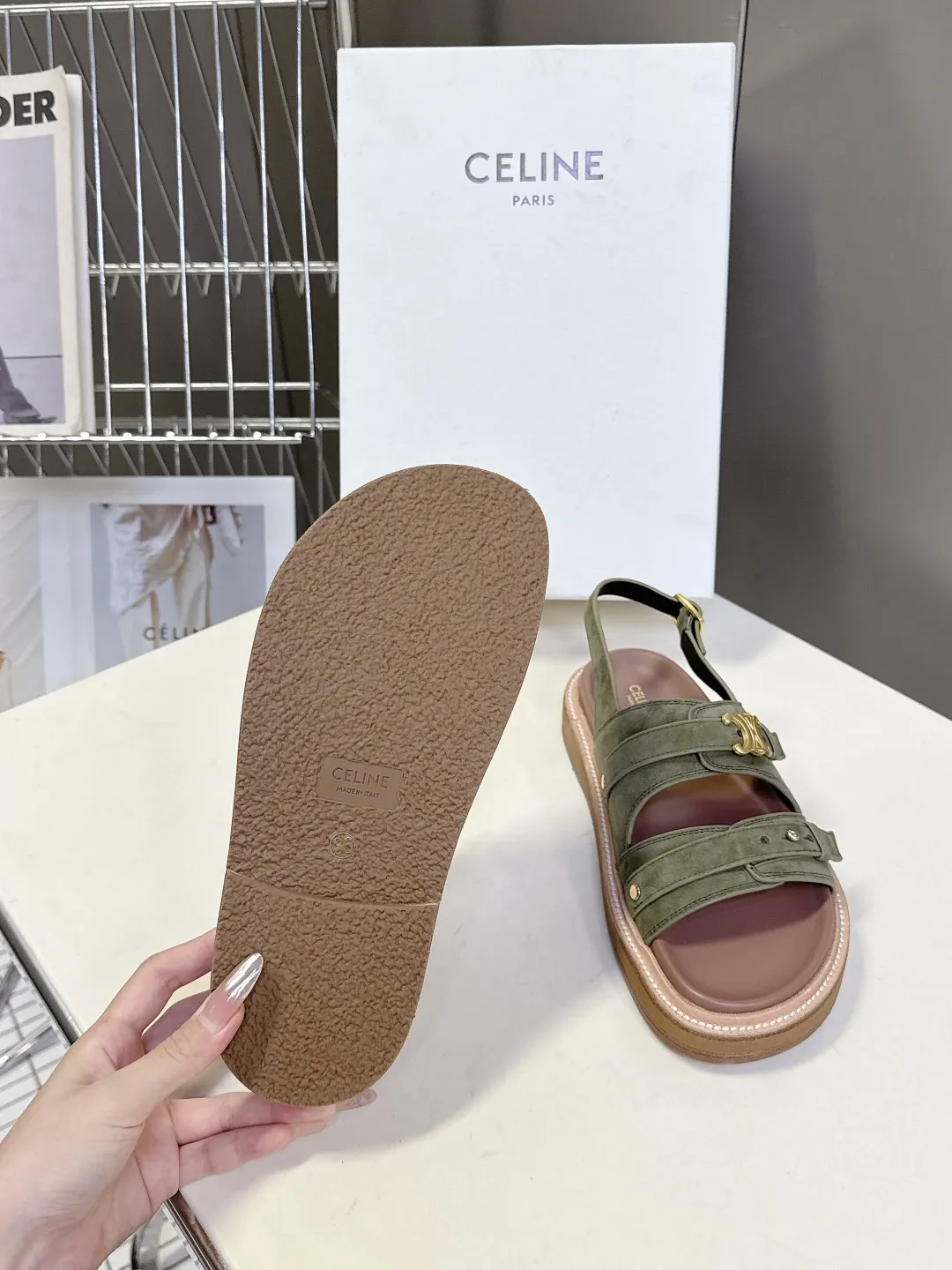 CELINE セリーヌ 緑 レトロなローマのスリッパ 新作 - 画像 (10)