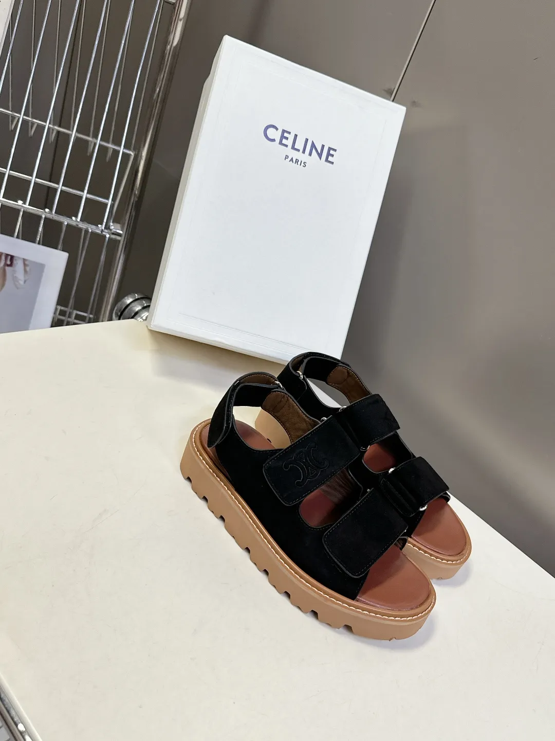 CELINE 黒 レトロなローマのスリッパ 新作 - 画像 (3)