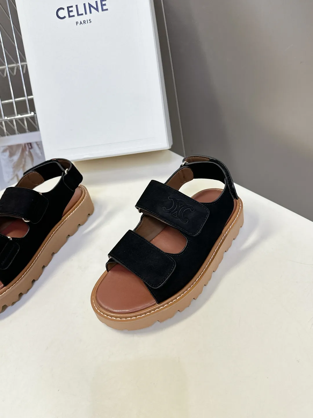 CELINE 黒 レトロなローマのスリッパ 新作 - 画像 (4)