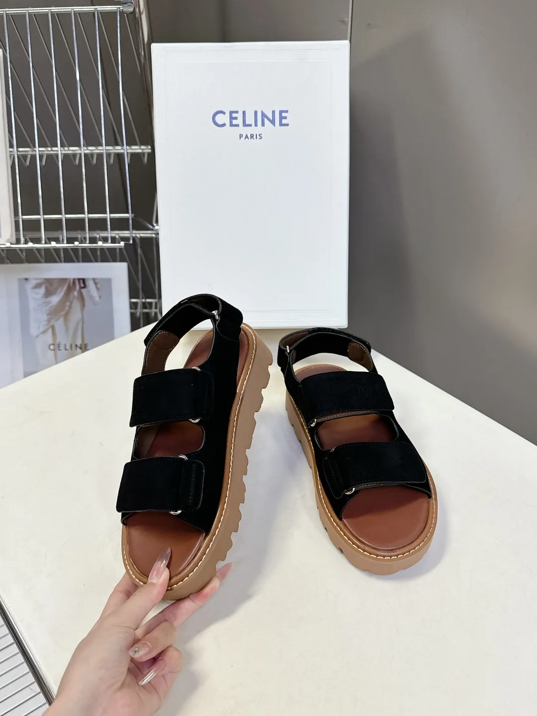 CELINE 黒 レトロなローマのスリッパ 新作 - 画像 (5)